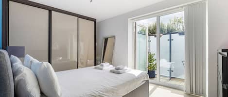 2 bedrooms, desk, iron/ironing board, internet