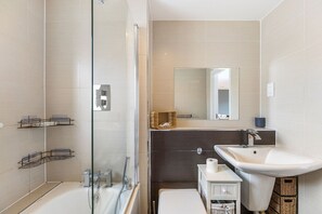 Shower, hair dryer - GuestReady - Cozy London Retreat with Balcony (London)