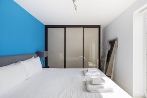 2 bedrooms, desk, iron/ironing board, Internet - GuestReady - Cozy London Retreat with Balcony (London)