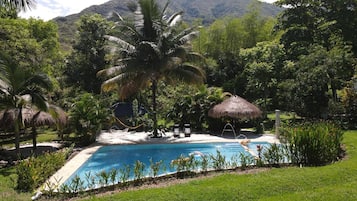 Kolam renang outdoor