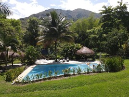 Una piscina al aire libre