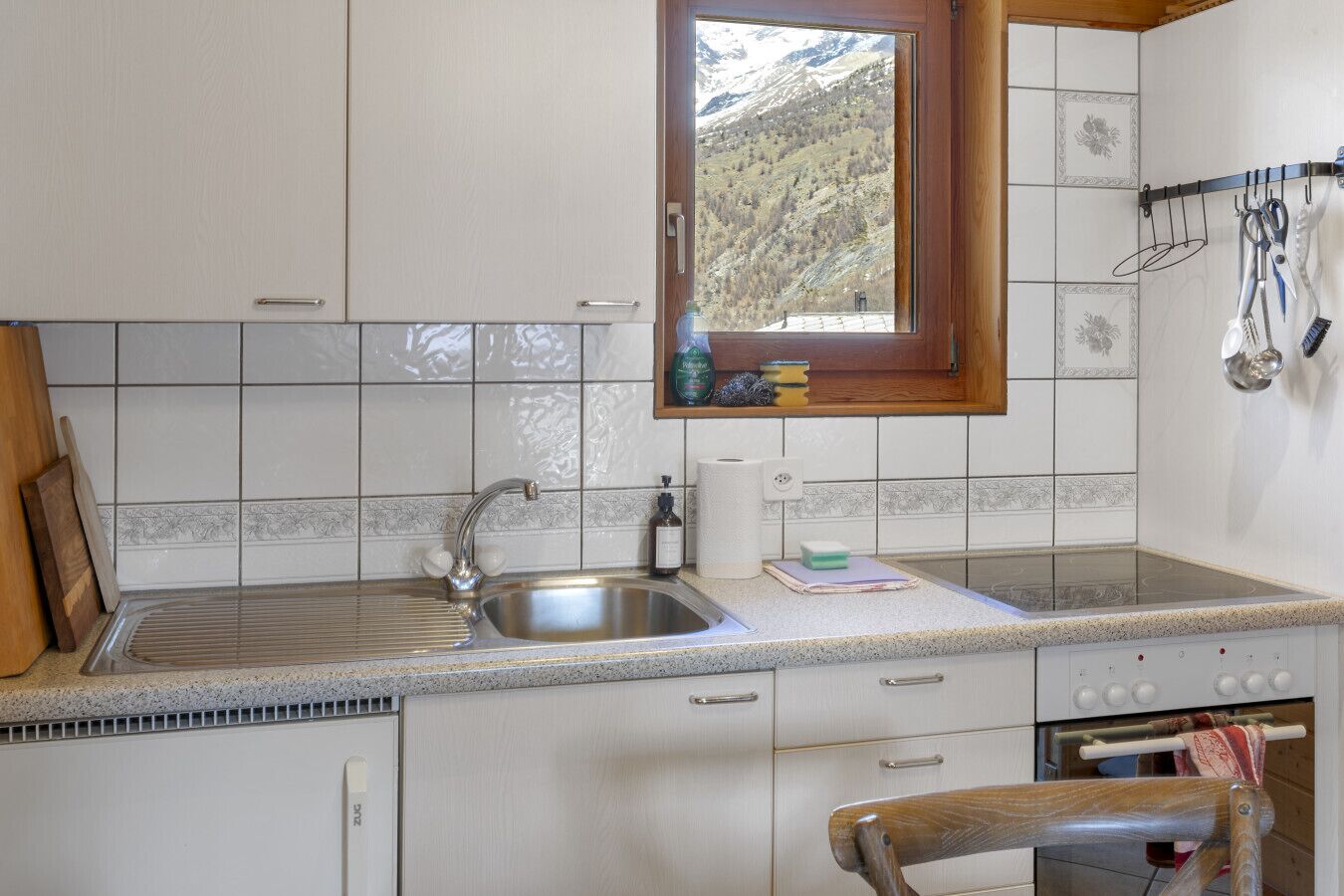 Réfrigérateur, four, plaque de cuisson, cafetière/bouilloire