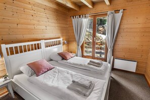 Iron/ironing board, travel cot, WiFi, bed sheets