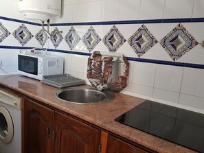 Fridge, microwave, coffee/tea maker, cookware/dishes/utensils - La Torre del Palmar. (El Palmar)