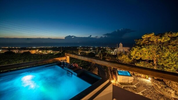 A rooftop pool with a view of a cityscape at dusk. - Noelia Suites - Prive by ΜΡS (OIA)