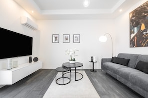 TV - Apartment 'Black E White' with Wi-Fi and Air Conditioning (Pula)
