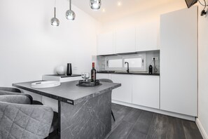 Fridge, oven, stovetop, dishwasher - Apartment 'Black E White' with Wi-Fi and Air Conditioning (Pula)