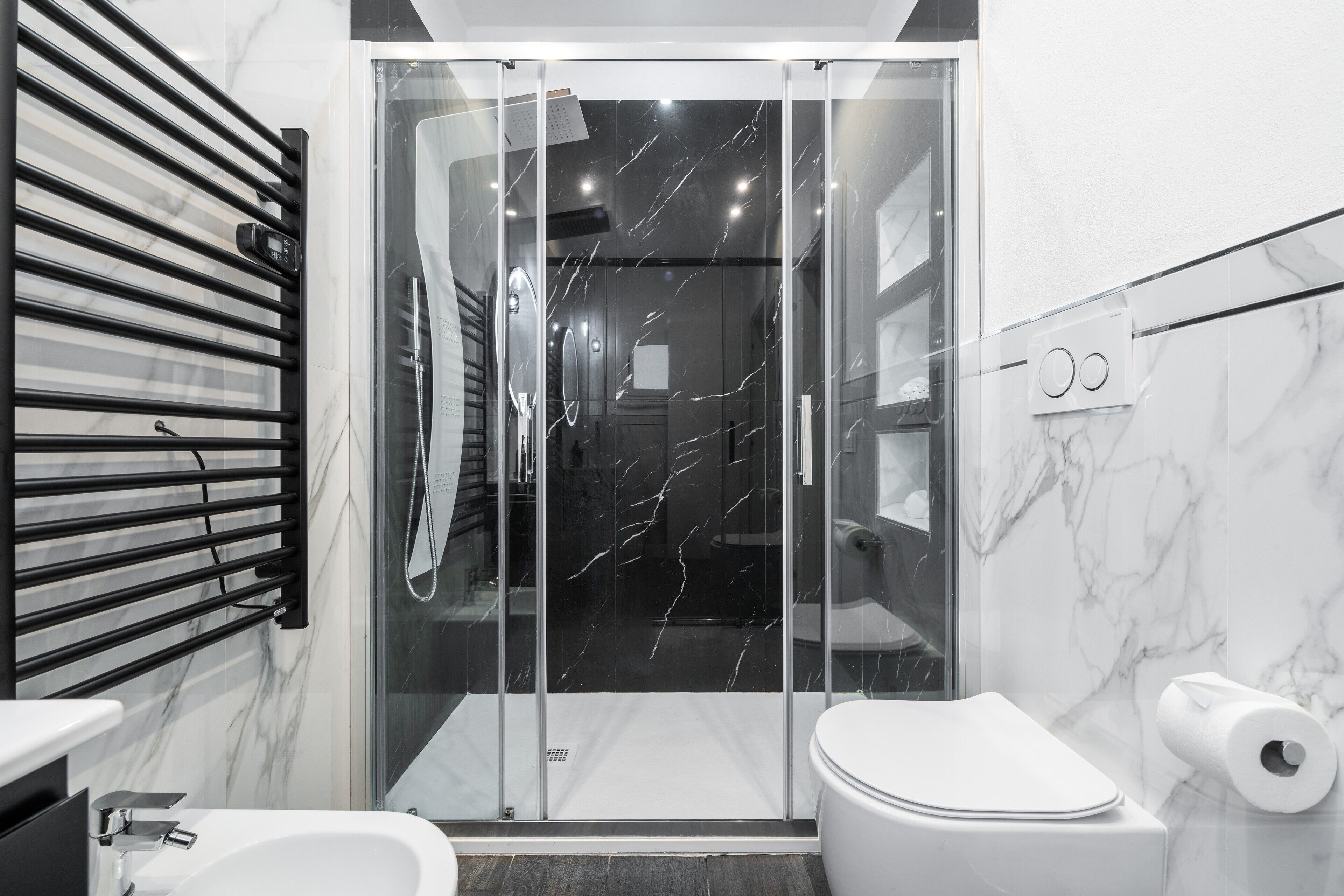 Douche, séchoir à cheveux, serviettes fournies