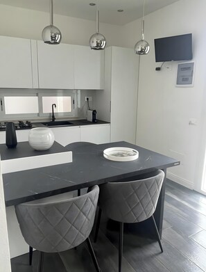 Kühlschrank, Ofen, Herdplatte, Geschirrspüler