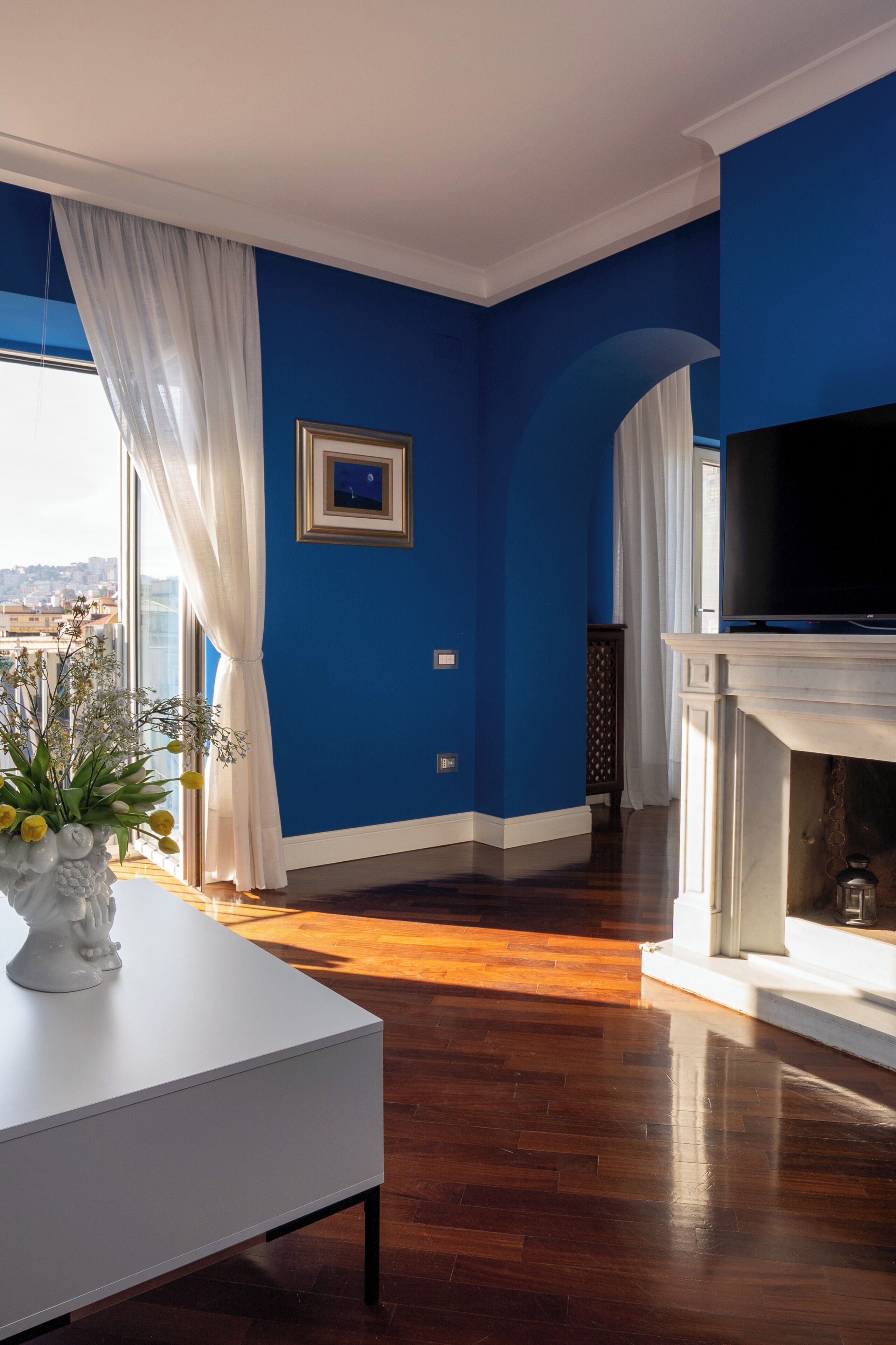 House, 2 Bedrooms, Balcony, City View | Living room | Books