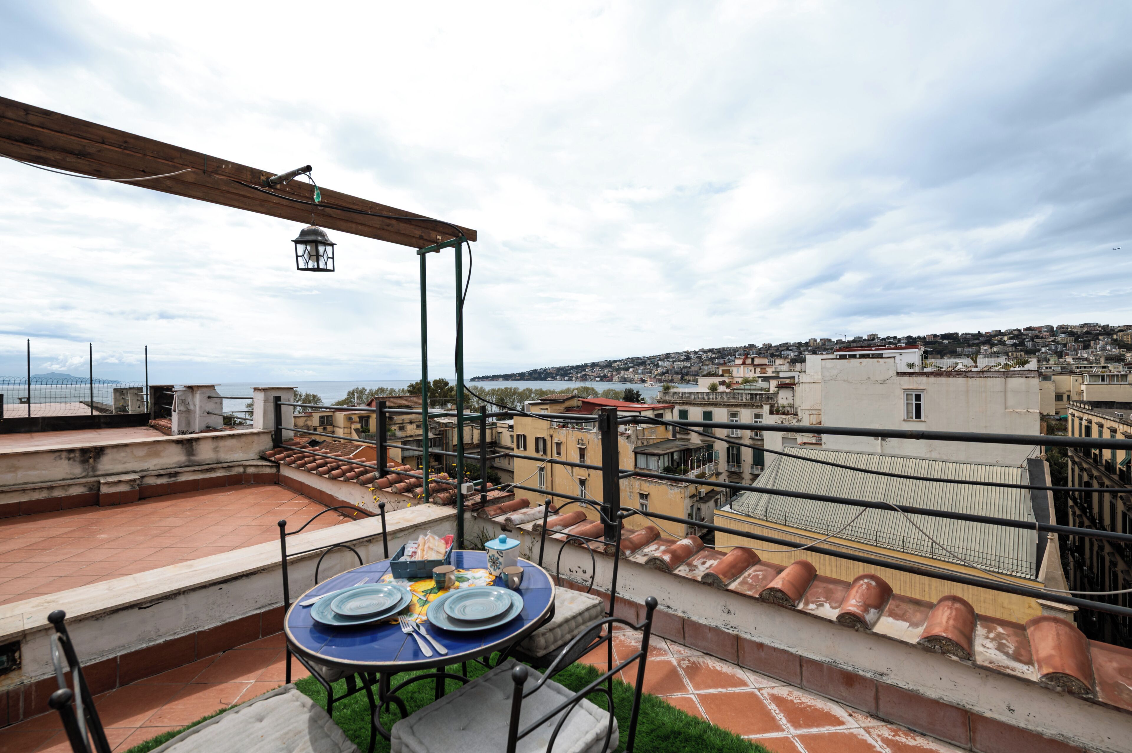 Ferienhaus, 2 Schlafzimmer, Balkon, Stadtblick | Speisen im Freien