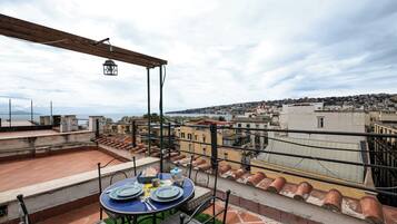 Ferienhaus, 2 Schlafzimmer, Balkon, Stadtblick | Speisen im Freien