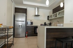 Fridge, microwave, oven, stovetop - Condo with Rooftop Pool and Gym (Kingston)