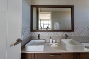 Hair dryer - Condo with Rooftop Pool and Gym (Kingston)
