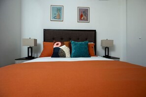 2 bedrooms, desk, iron/ironing board, WiFi - Condo with Rooftop Pool and Gym (Kingston)