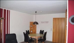 Dining - Ferienwohnung in Wenkendorf mit Garten (Wenkendorf)