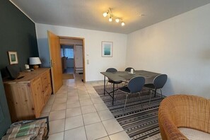 Dining - Ferienwohnung in Wenkendorf mit Garten (Wenkendorf)