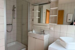 Bathroom - Ferienwohnung in Wenkendorf mit Garten (Wenkendorf)