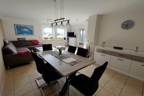 Dining - Ferienwohnung in Wenkendorf mit Garten (Wenkendorf)