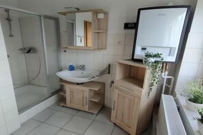 Bathroom - Ferienwohnung in Wenkendorf mit Garten (Wenkendorf)