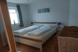 2 Schlafzimmer, Reisekinderbett