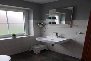 Bathroom - Komfortable Ferienwohnung in Wenkendorf (Wenkendorf)