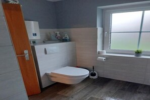 Shower, hair dryer - Komfortable Ferienwohnung in Wenkendorf (Wenkendorf)