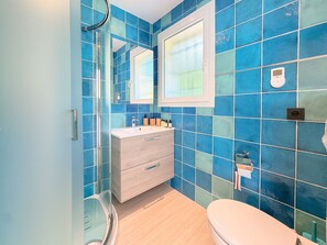 Dusche, Haartrockner, Bidet, Handtücher