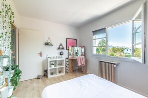 4 bedrooms, iron/ironing board, free WiFi, bed sheets