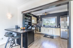 Fridge, microwave, oven, dishwasher - Villa Joana - piscine, grand jardin, 4 chambres (Arbonne)