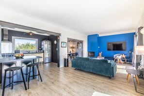 TV, fireplace, stereo - Villa Joana - piscine, grand jardin, 4 chambres (Arbonne)