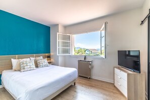 4 bedrooms, iron/ironing board, free WiFi, bed sheets