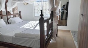 3 bedrooms, iron/ironing board, WiFi, bed sheets - cosy by-beach retreat!Warm private escape with private pool (Kwale County)