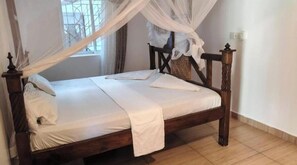 3 bedrooms, iron/ironing board, WiFi, bed sheets - cosy by-beach retreat!Warm private escape with private pool (Kwale County)