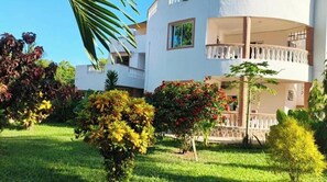 Exterior - cosy by-beach retreat!Warm private escape with private pool (Kwale County)