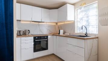Refrigerador, microondas, horno, lavavajillas