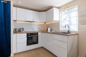 Fridge, microwave, oven, dishwasher - Le Cocoon - Avec jardin de 900m2 (La Celle-Saint-Cloud)