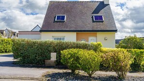 A two-story house with a sloped roof, two windows, and a front door. - Fenêtre sur mer - À 400m de la plage (Saint-Nic)