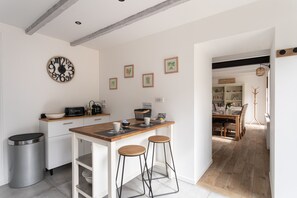 Dining - Esprit de famille - Belle maison, 15min plage (Saint-Alban)