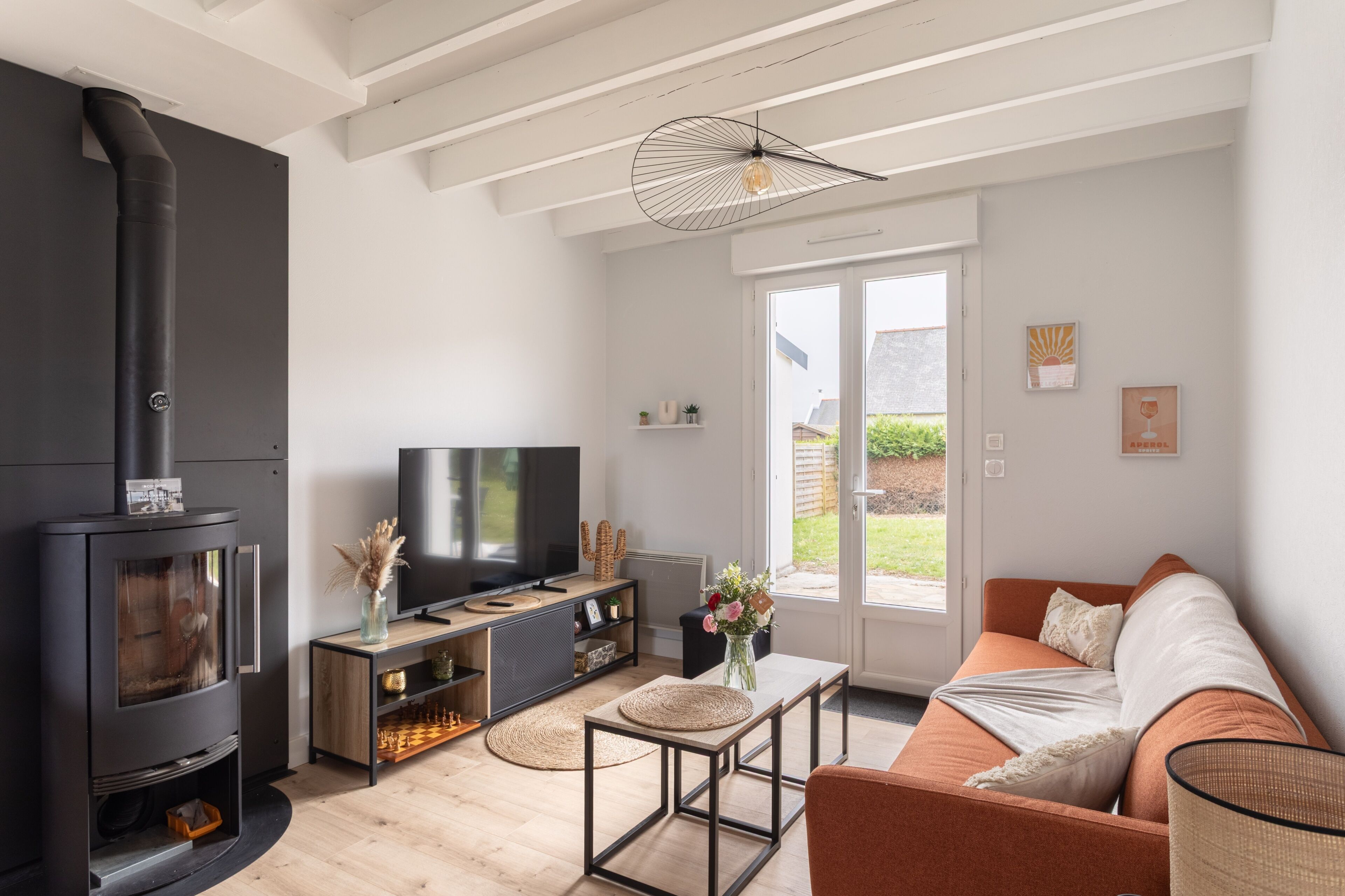 TV, fireplace