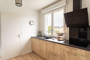 Fridge, microwave, oven, dishwasher - La Parenthèse iodée - Avec jardin de 600m2 (Erquy)