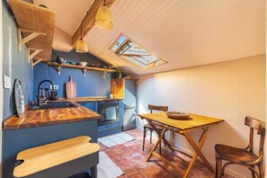 Refrigerador, horno, cafetera/tetera, tostadora