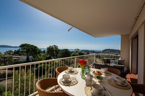 Outdoor dining - L’Horizon Paisible - À 800m de la plage (Cavalaire-sur-Mer)