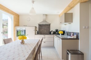 Fridge, microwave, oven, dishwasher - La Goutte du Rouan - Joli chalet avec terrasse (La Bresse)