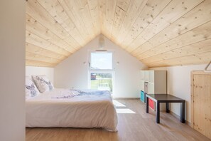 2 habitaciones, tabla de planchar con plancha y ropa de cama 