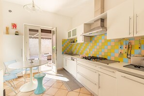Kühlschrank, Mikrowelle, Ofen, Geschirrspüler