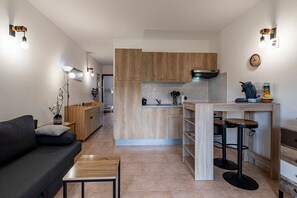 Fridge, microwave, oven, coffee/tea maker - Casa di Bravone - À 150m de la plage (Linguizzetta)