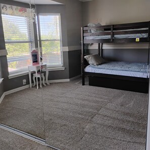 4 bedrooms, iron/ironing board, WiFi, bed sheets