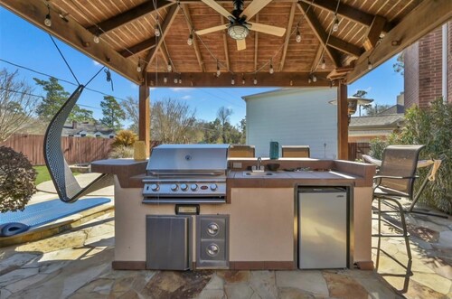Private Pool + Pool Table, 4-bedroom Woodlands Home
