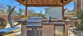 Private Pool + Pool Table, 4-bedroom Woodlands Home